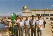 我国草原科学工作者在国际草原大会期间,(左起)邬道国博士、作者、李博院士、李永宏博士